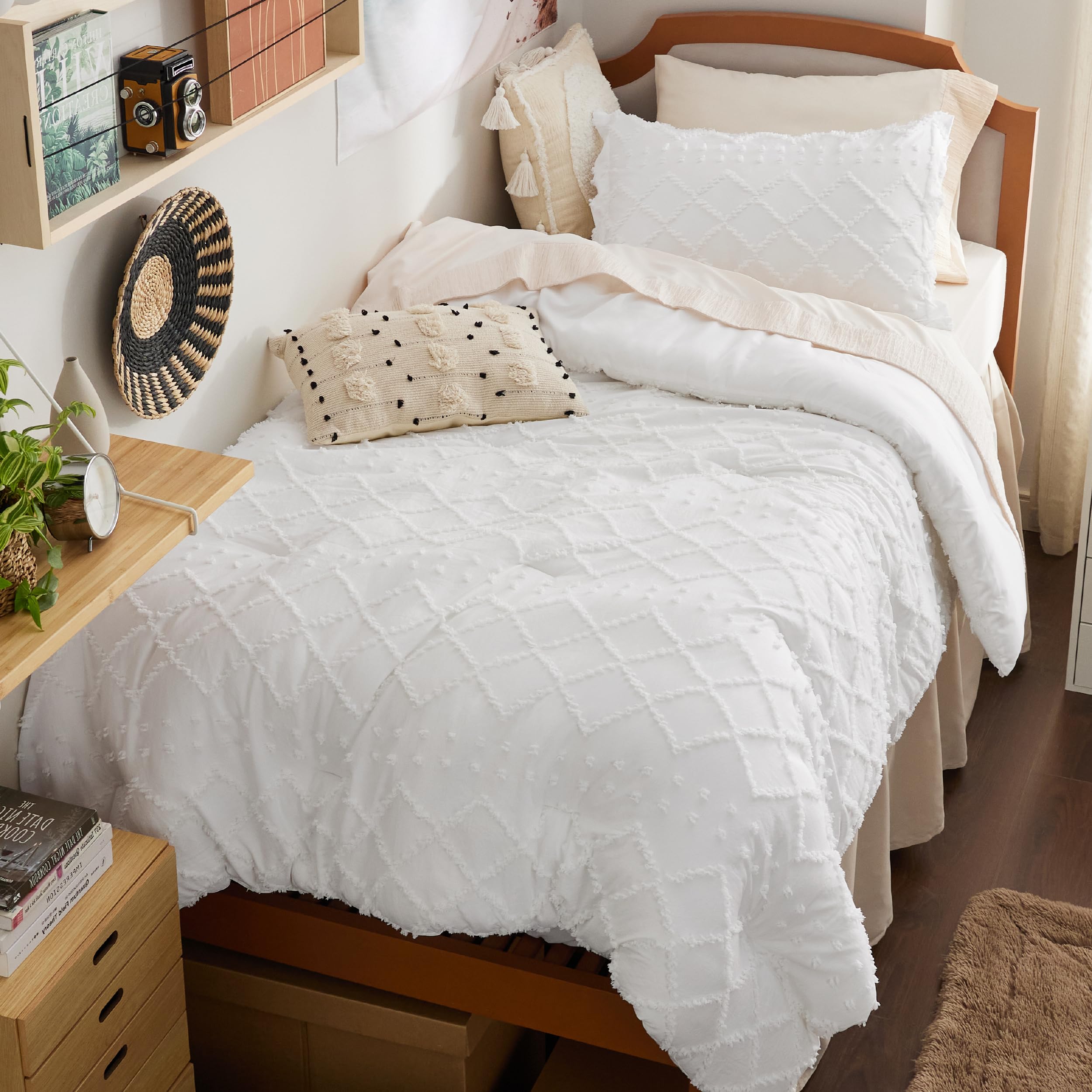Bedsure Queen Comforter Set - White Comforter, Boho Tufted Shabby Chic Bedding Comforter Set, 3 Pieces Vintage Farmhouse Bed Set for All Seasons, Fluffy Soft Bedding Set with 2 Pillow Shams